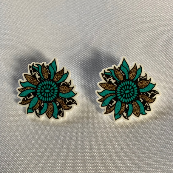 NWT. Handmade Blue and Animal Print Sunflower Earrings! - Picture 1 of 2